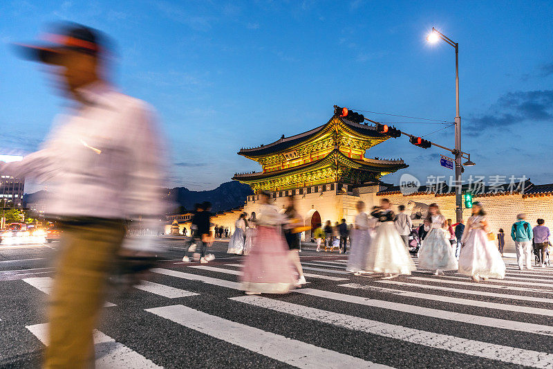 在韩国首尔市，游客和人们正在参观景福宫