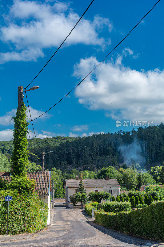 冰屋街与常春藤蔓生塔在一个小的法国村庄