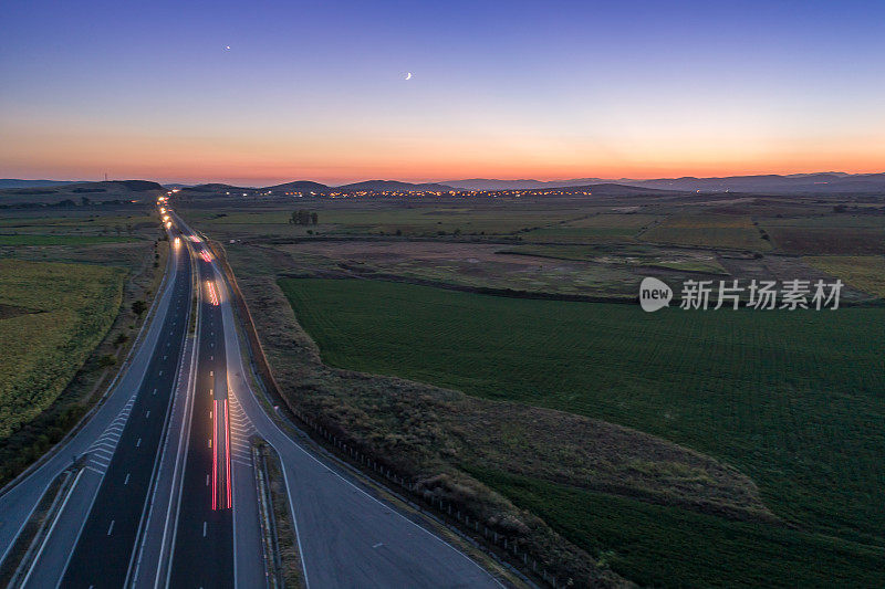 长时间曝光的公路交通日落在保加利亚鸟瞰图