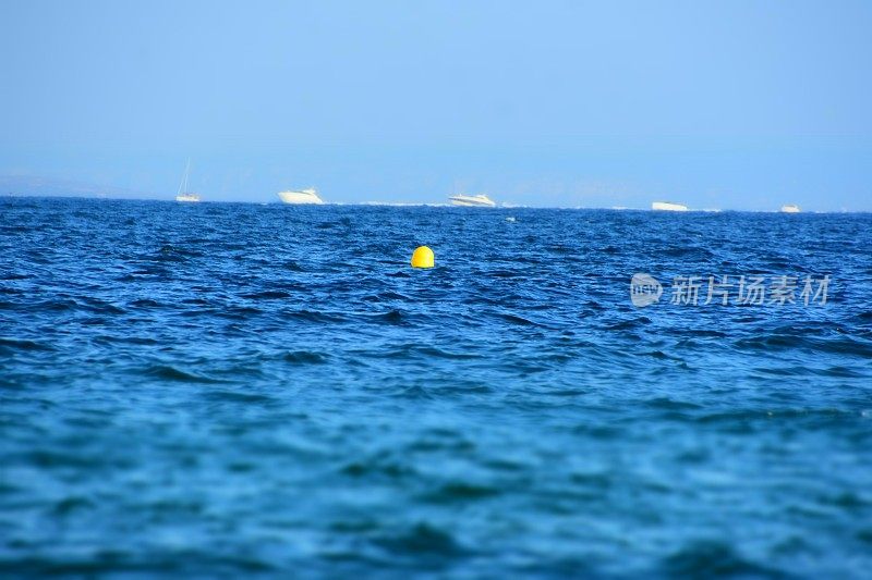蓝海上的浮标，伊比沙岛