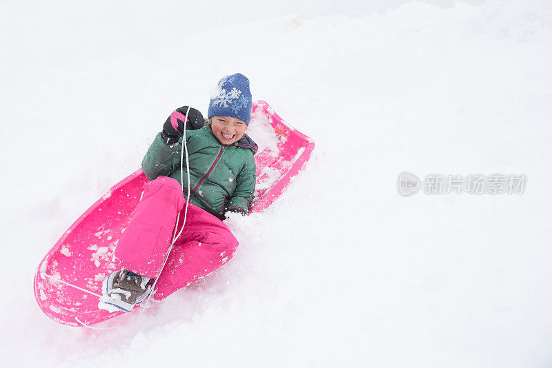 在冬天的暴风雪中，一家人一起滑雪、欢笑、玩耍