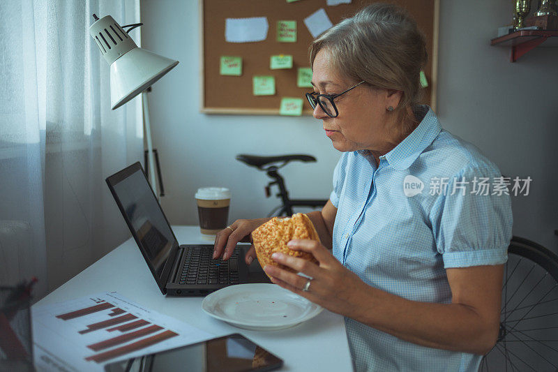 职场女性在办公室吃零食