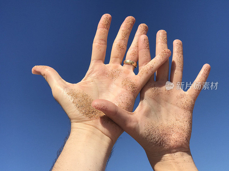 摊开手掌哦，手放在夏日蔚蓝的天空上