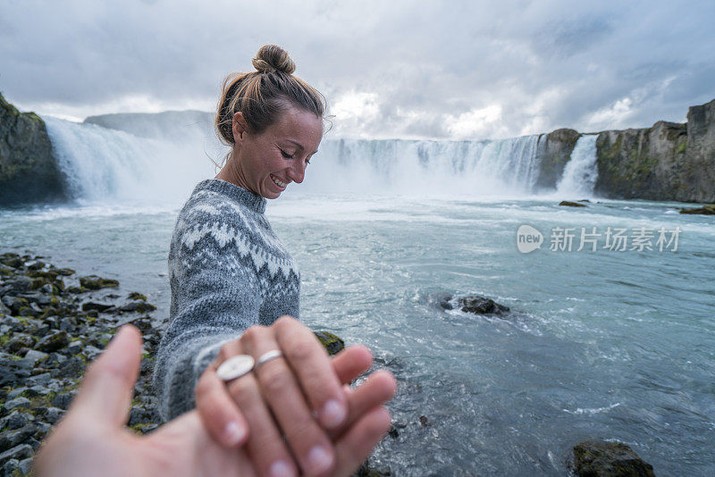 跟我去瀑布，女朋友带着男人去冰岛的戈达佛斯瀑布
