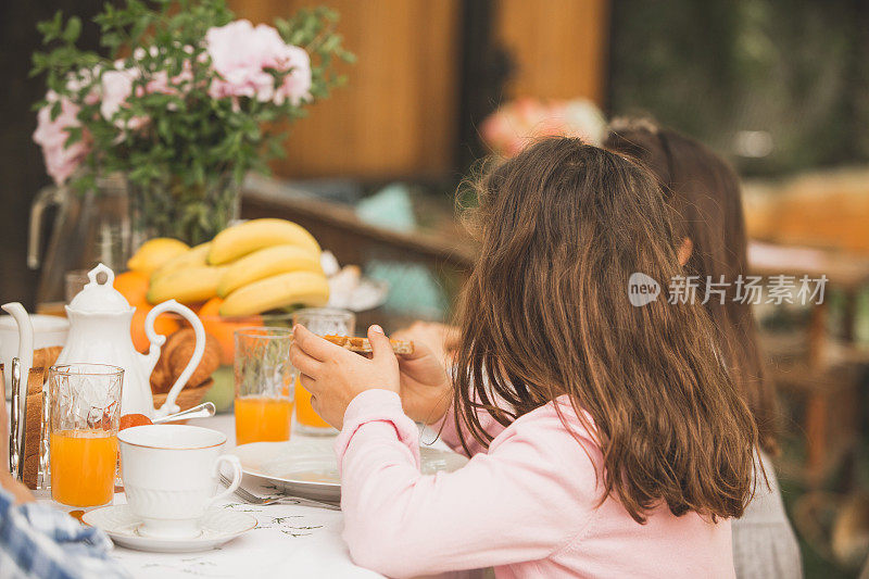 小女孩在吃早餐