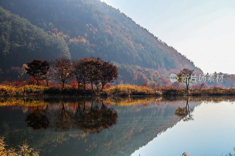 秋日清晨的永丹湖美景