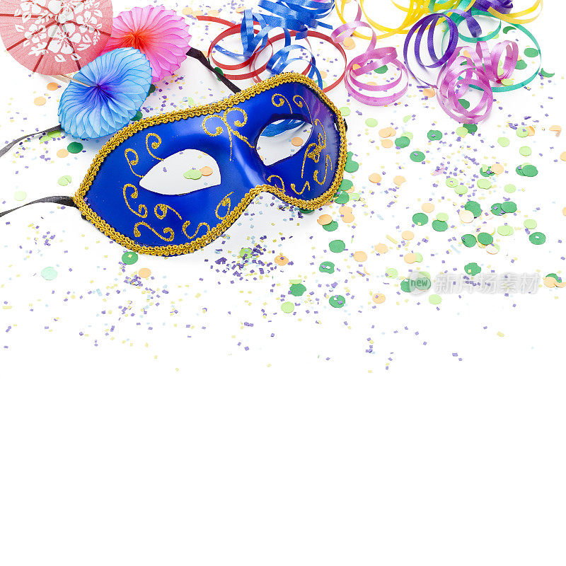 派对或嘉年华的背景:面具，彩带，雨伞和五彩纸屑在白色的背景