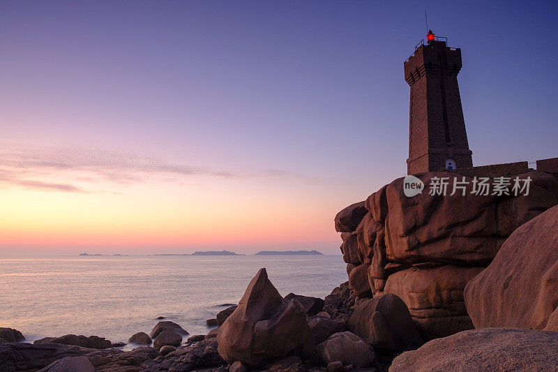 日落时分，法国布列塔尼粉红色花岗岩海岸的Ploumanach灯塔