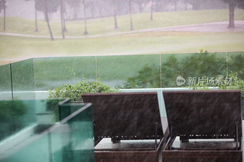 度假村在雨