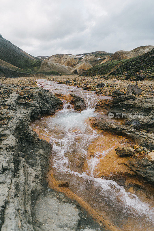 冰岛Landmannalaugar山附近的河流风景