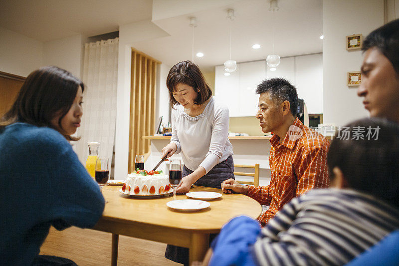 三代人在家里过生日