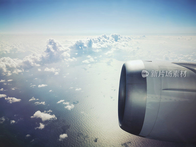 从飞机上看海面上的云