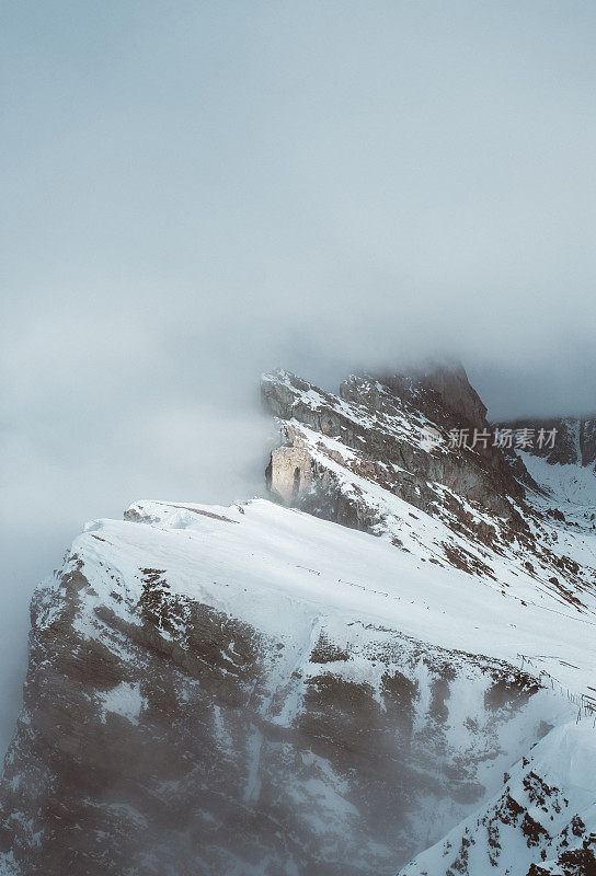 在白云石阿尔卑斯山脉的雾塞达山冬季风景