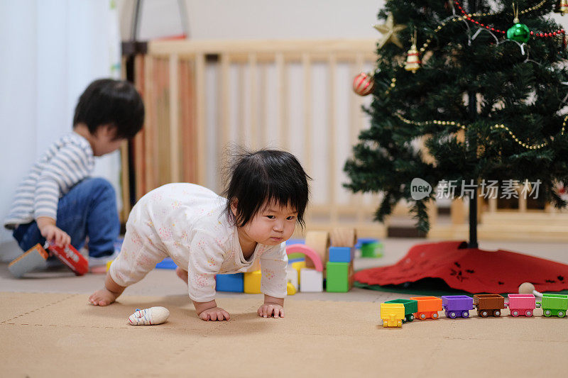 孩子和婴儿在房间里玩圣诞节