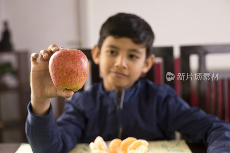 拿着苹果的男孩