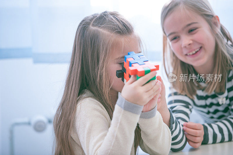 愉快的女学生在学校休息的乐趣