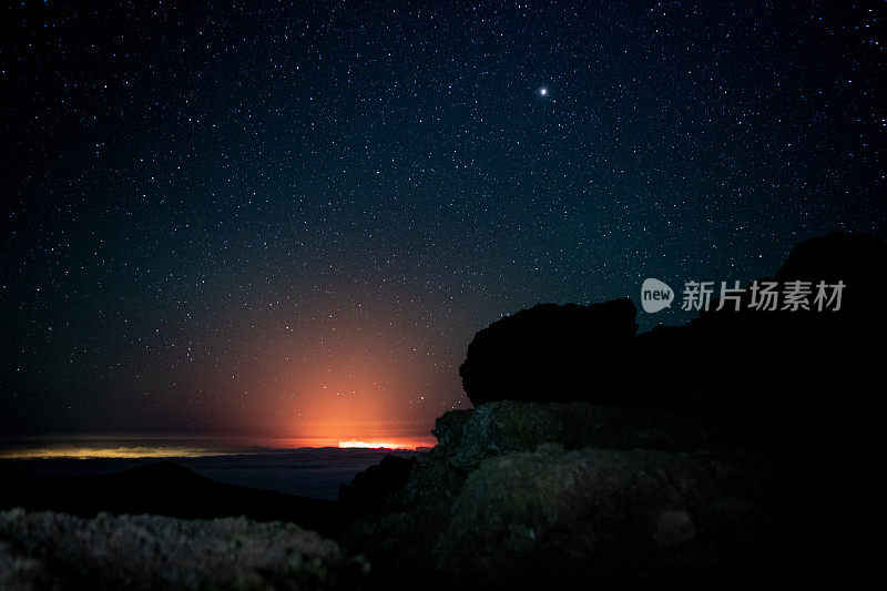 星空下的火山喷发