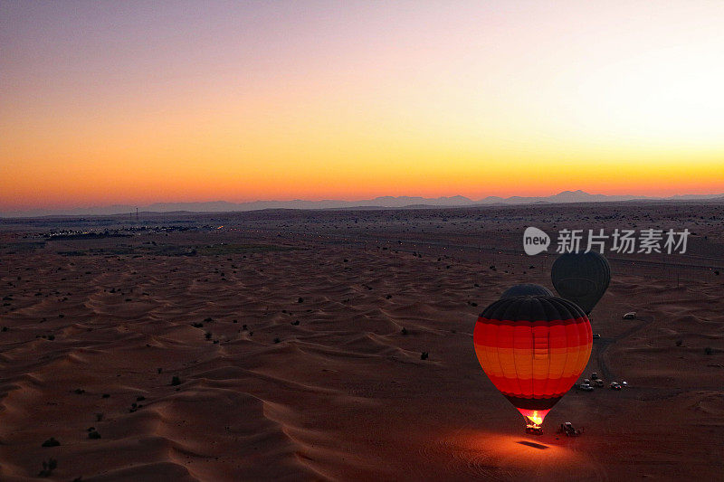 清晨在迪拜乘坐热气球