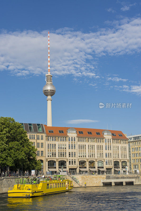 柏林电视塔(Fernsehturm)的一部分从施普雷河上的一艘船在柏林市中心，德国。