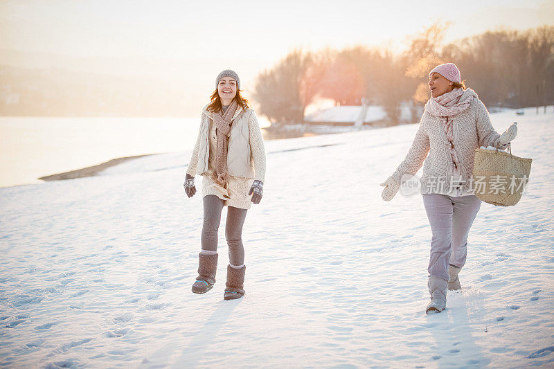 快乐的女人在雪地里行走