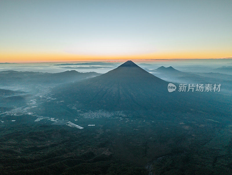 鸟瞰危地马拉的阿瓜火山