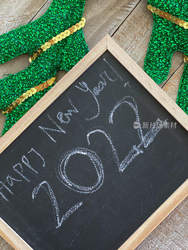 圣诞背景的黑板上写着“2022年新年快乐”