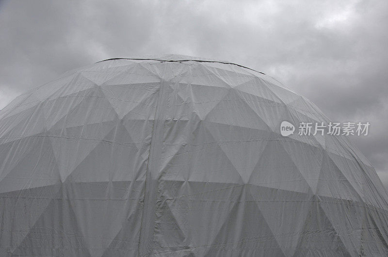 半球形帐篷，三角形支撑框架。白色的塑料是由白色的塑料油布制成的。套管有可以进入的孔。研究设施和它自己的大气层
