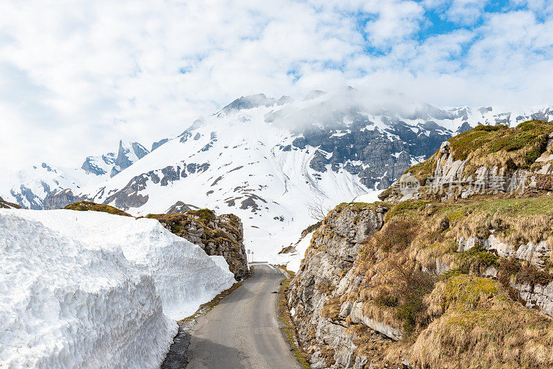 瑞士阿尔卑斯山山区公路的全景