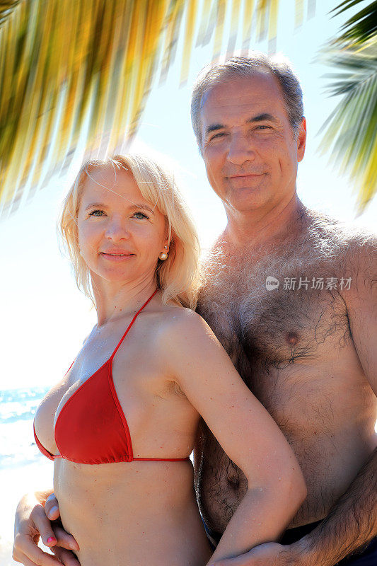 在热带海滩度假的成熟的男人和女人的肖像