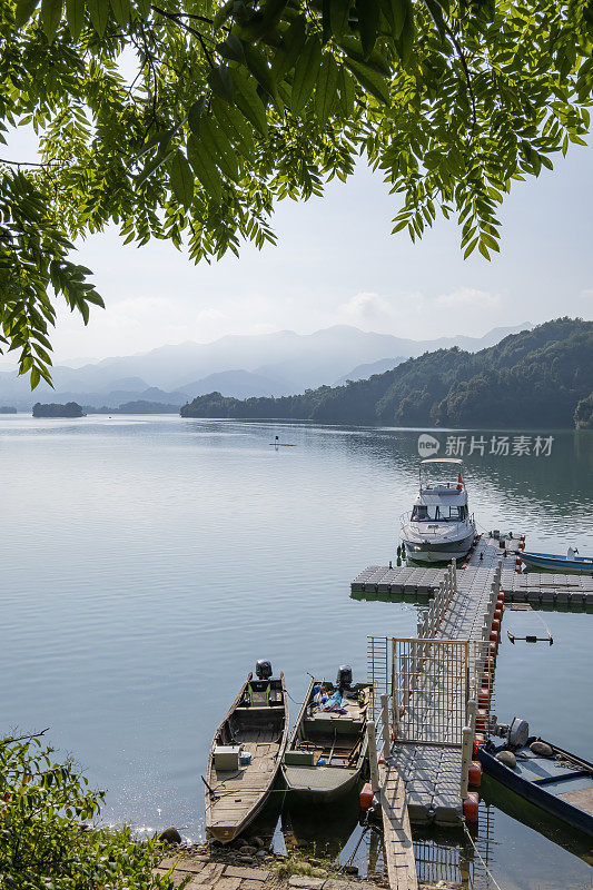 中国杭州千岛湖旁的游艇