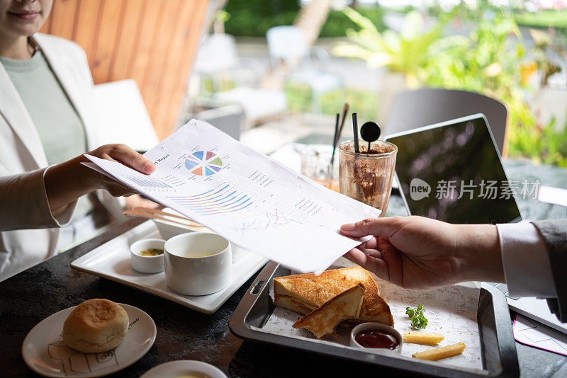 同事们一起在一家餐馆工作。商务餐饮与地方感。