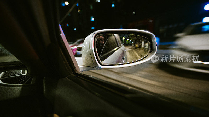 夜间快速行驶的汽车的后视镜