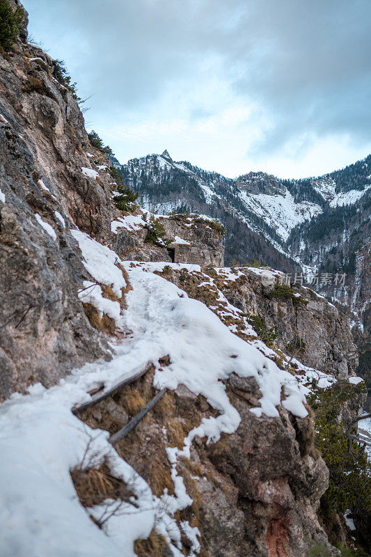 雪山和丘陵