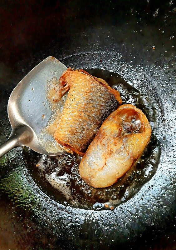 油炸咸鱼在烹调油-食品制备。