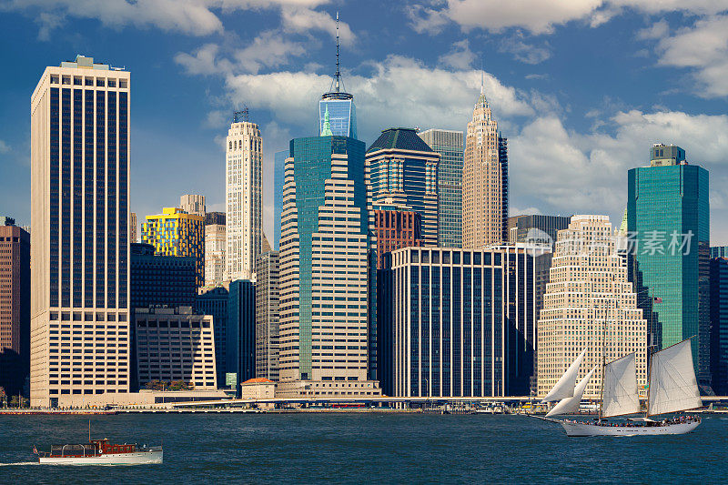 纽约的天际线，曼哈顿金融区，世界贸易中心，东河和浮云蓝天。