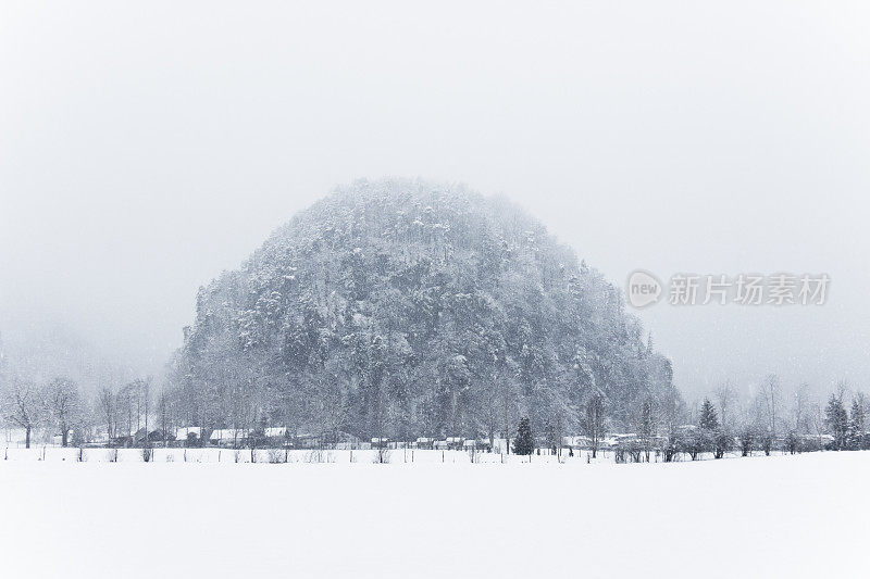 冬季景观与超现实的山