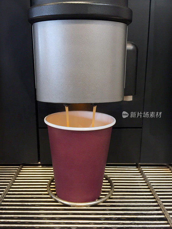 浓缩咖啡机，倒热咖啡在纸咖啡杯