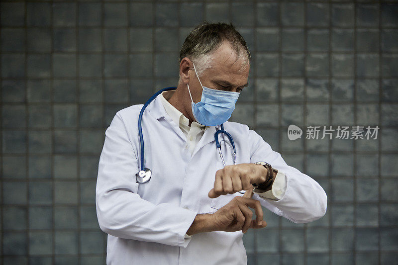 白人男性医生