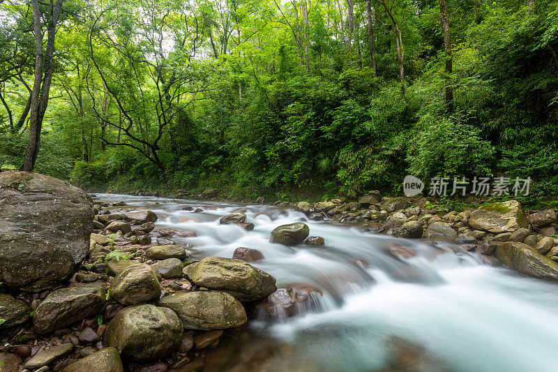 山涧溪流