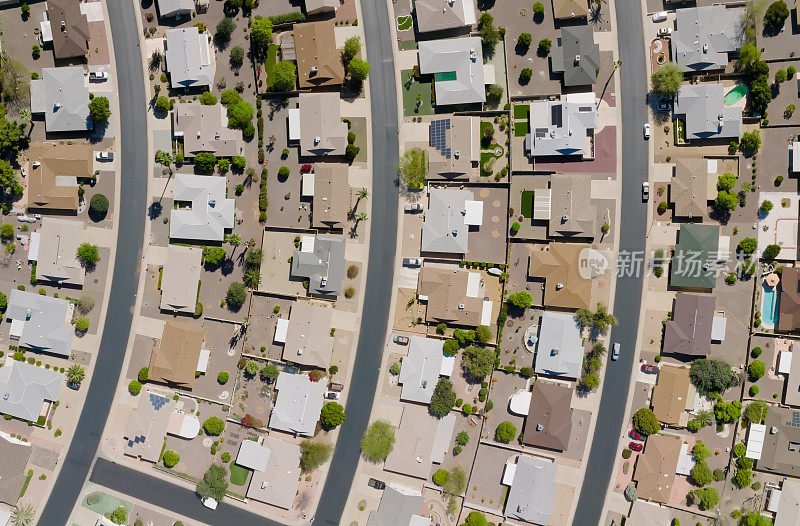 亚利桑那州太阳城的房屋的高角度无人机拍摄