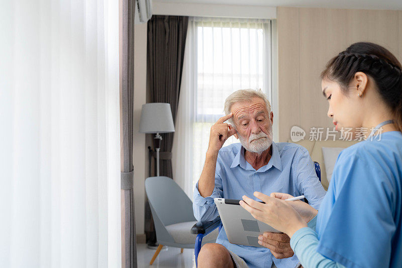 家庭护士正在看望一位身体有残疾的老人。