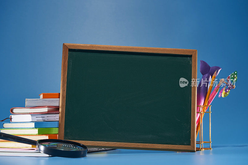 书堆，小黑板，放大镜和笔筒