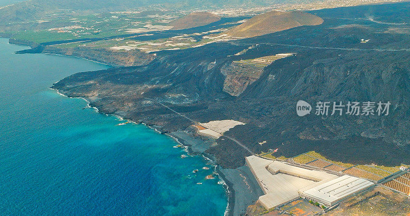 从拉帕尔马康伯雷Vieja最后一次火山爆发的海岸熔岩流的鸟瞰图。加那利群岛