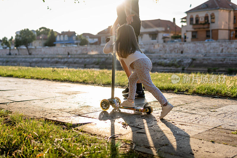 女孩骑着滑板车