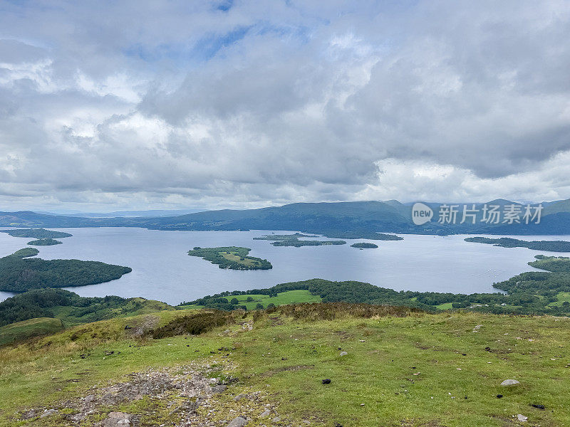 从Conic山俯瞰苏格兰高地和洛蒙德湖