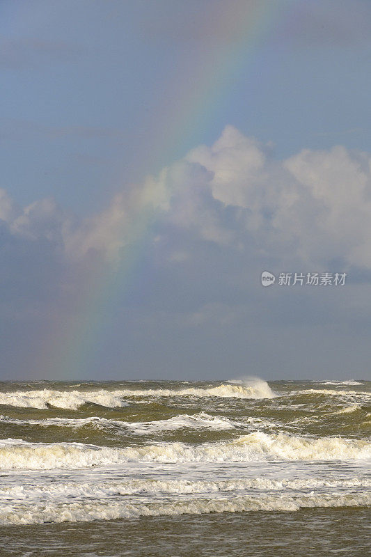 瓦登海区特塞尔岛海滩上的海浪