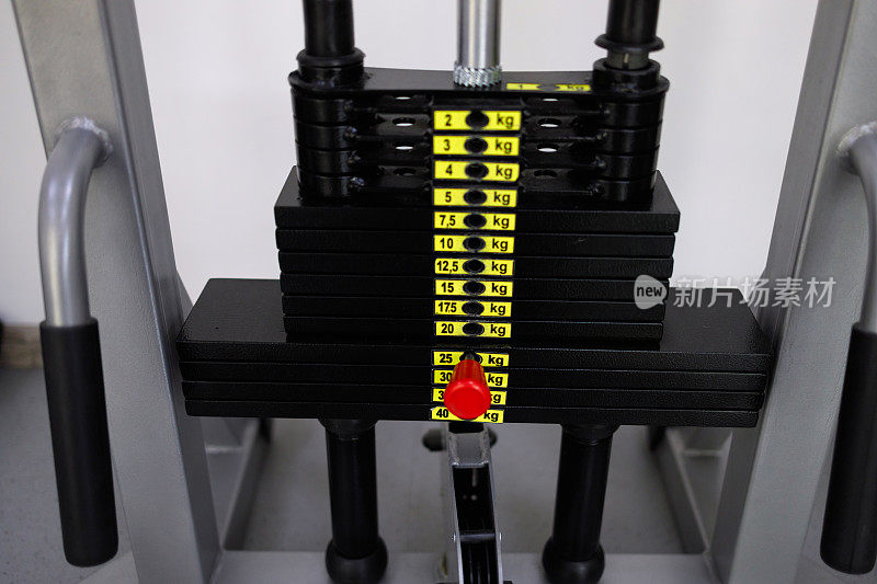 健身房健身器械上的重量特写