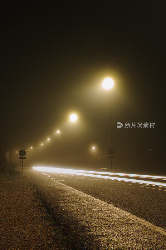 夜晚的道路上有车灯痕迹