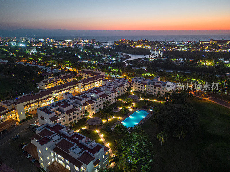 墨西哥巴亚尔塔港海岸度假胜地的鸟瞰图