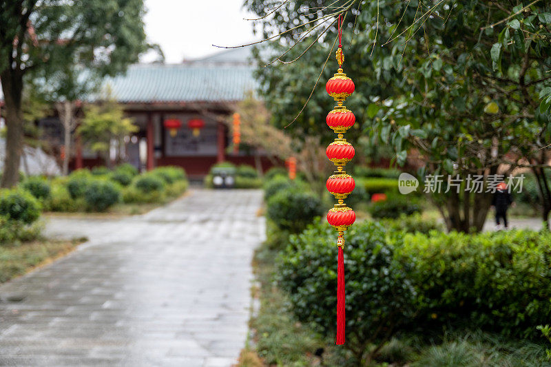 春节期间，红灯笼挂在寺庙里